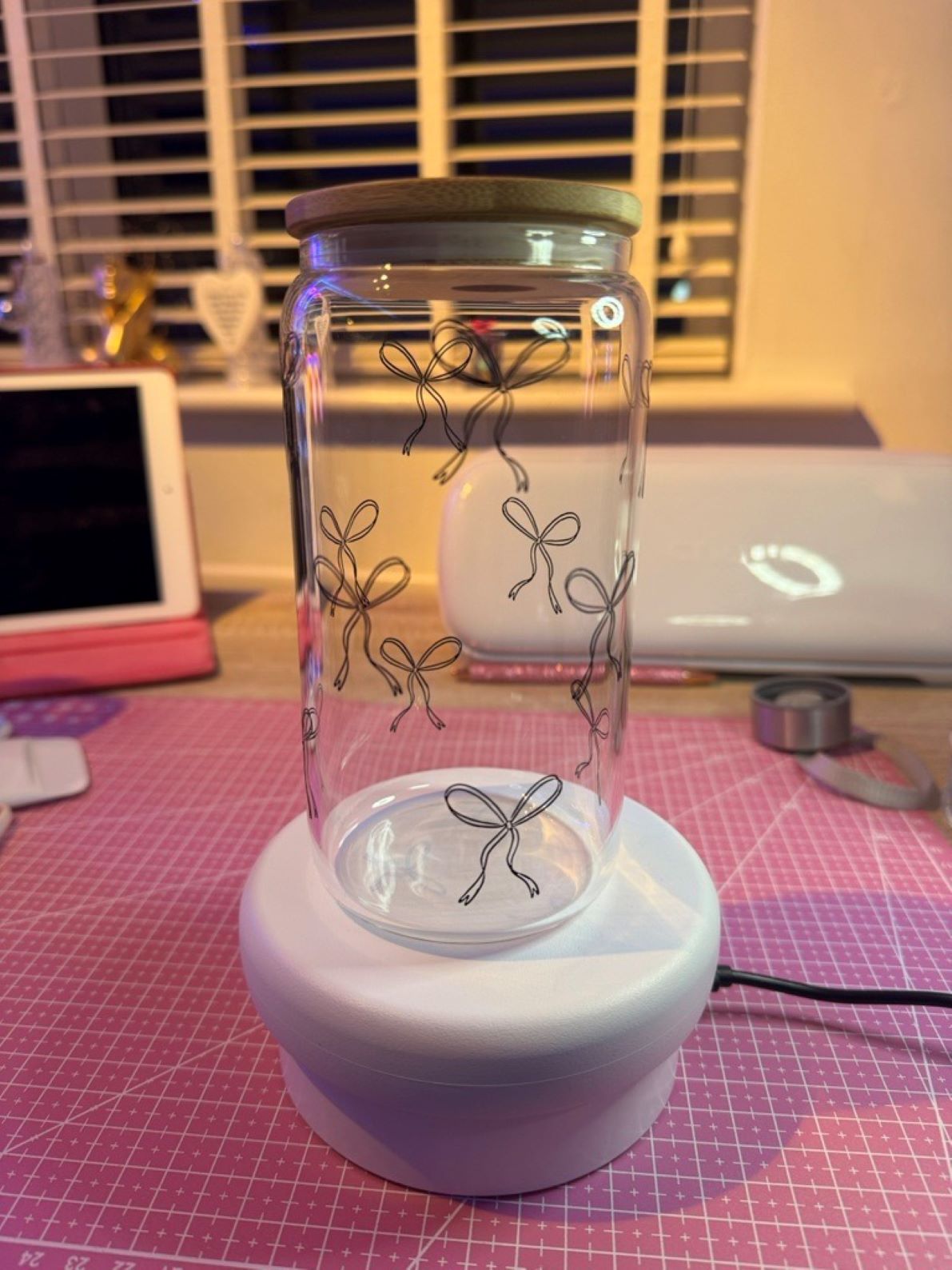 16oz Glass tumbler with bamboo lid - black bow design. Can be personalised with any text